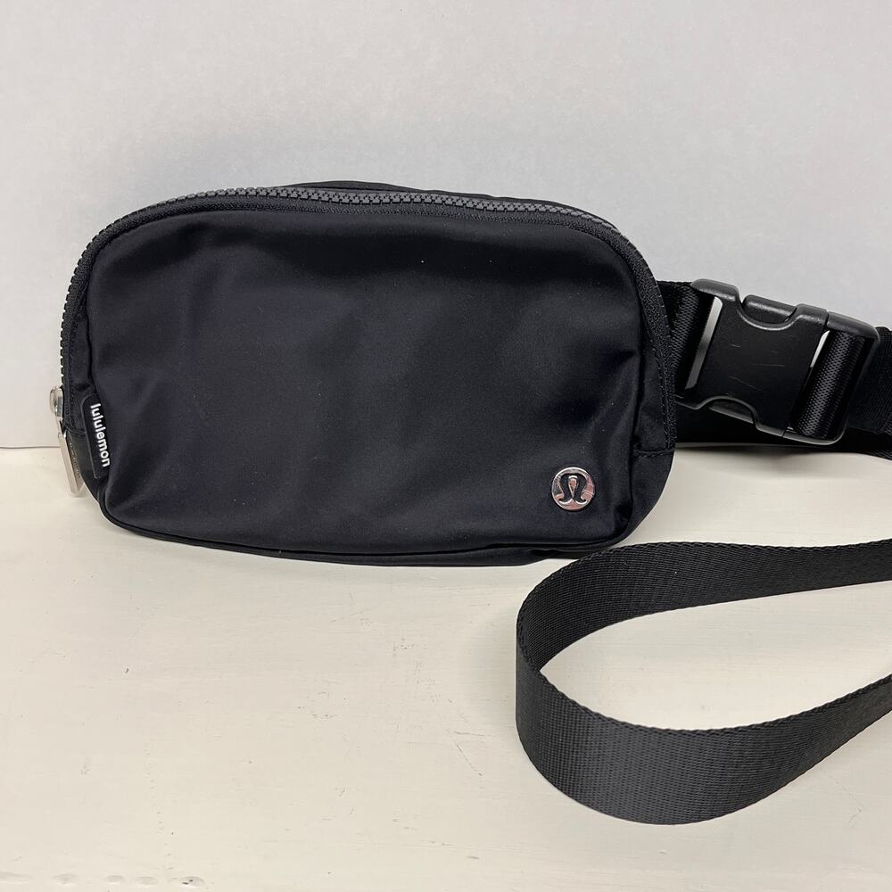 Lululemon Everywhere Belt Bag Black